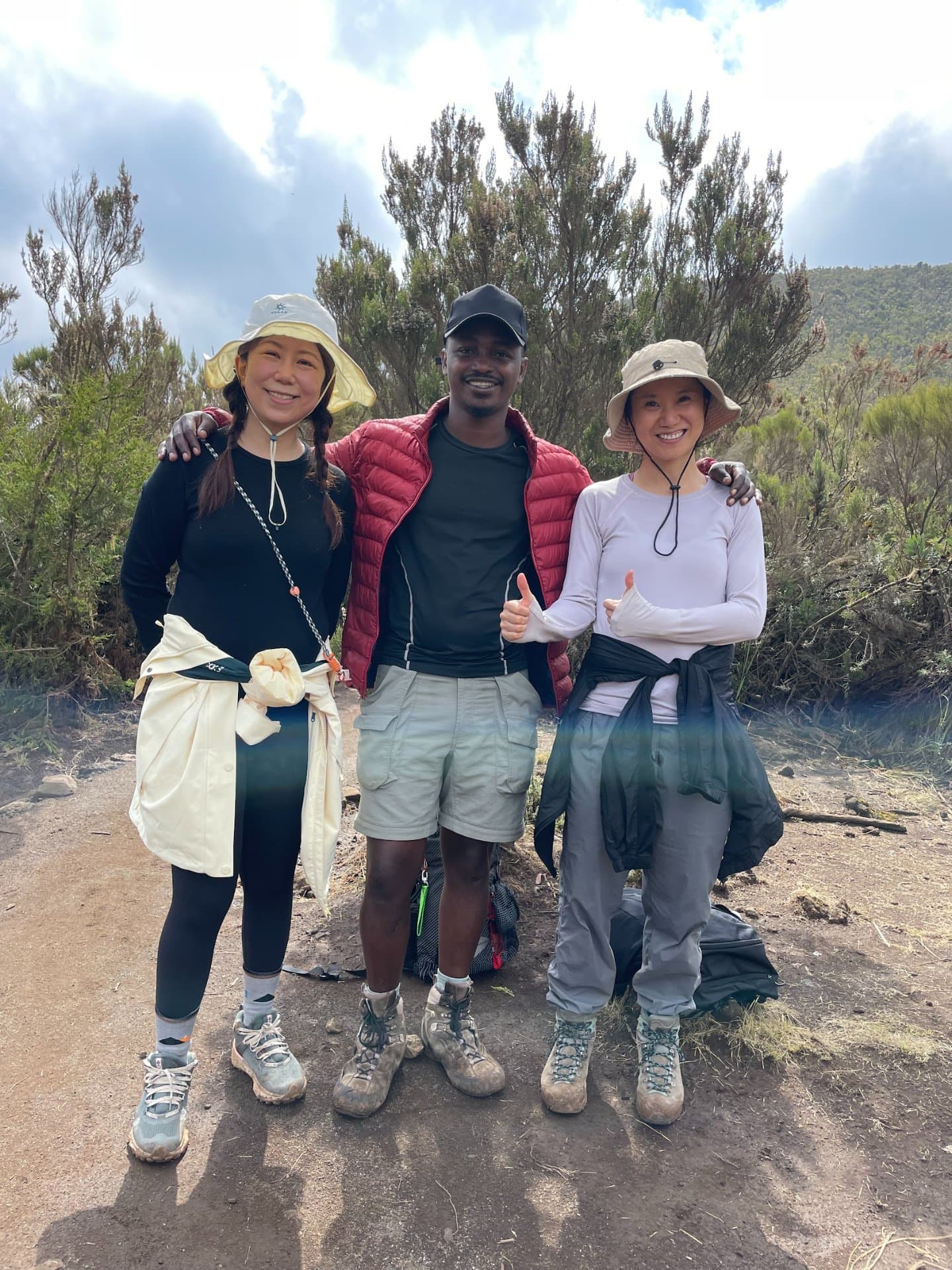 Oprichter van Climb2Kili Adventures staan met klanten op de berg Kilimanjaro