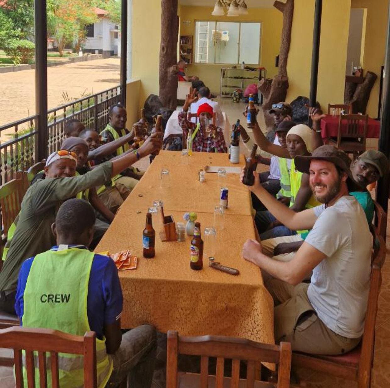 Gidsen, portiers, chefs en ondersteuningsteam voor een Kilimanjaro expeditie in Moshi